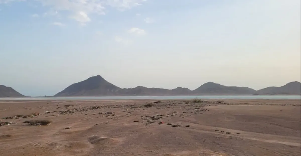 Houthi Militia Constructs 20-Kilometer Trench Near Bab al-Mandab Under IRGC Supervision